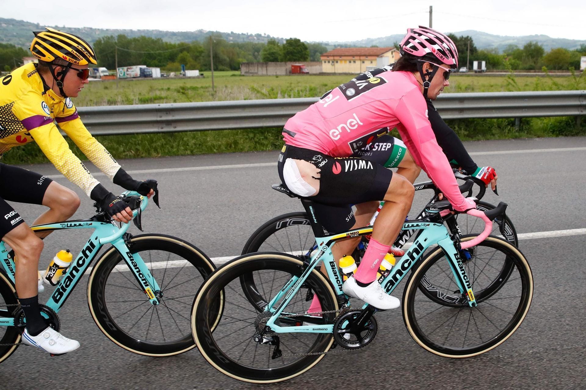 Roglič na šesti etapi Giro d'Italia izgubil del hlač in rožnato majico