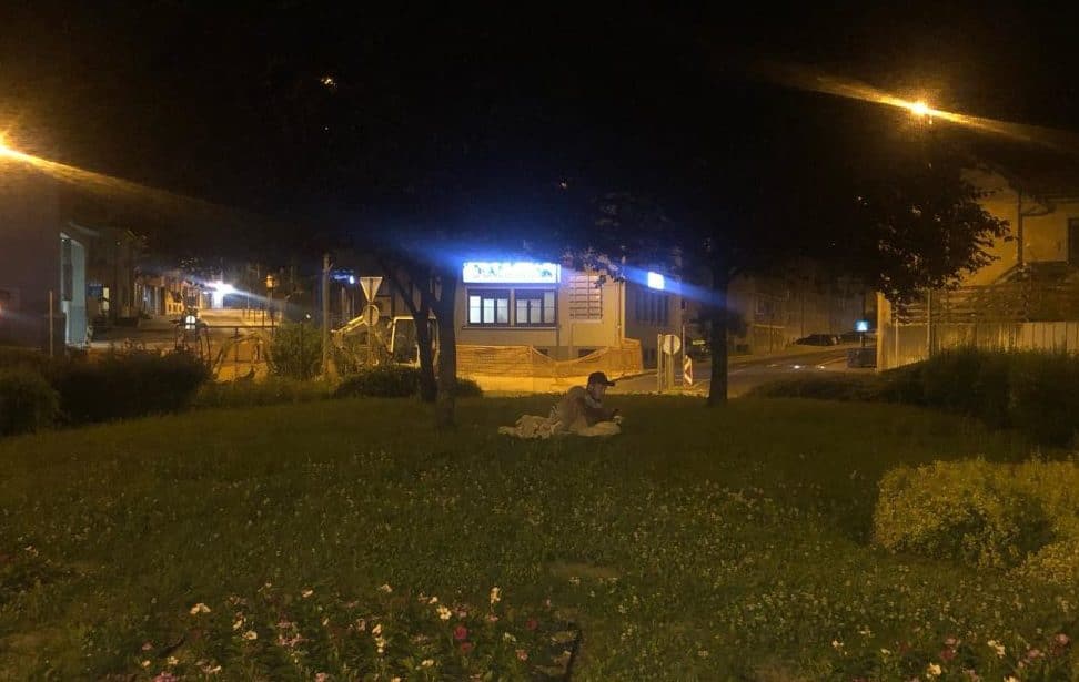 FOTO: Po novem kampiranje sredi trboveljskega rondoja?