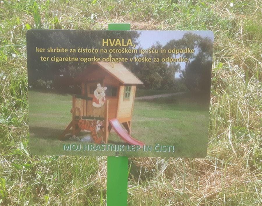 Na otroških igriščih smeti in cigaretni ogorki