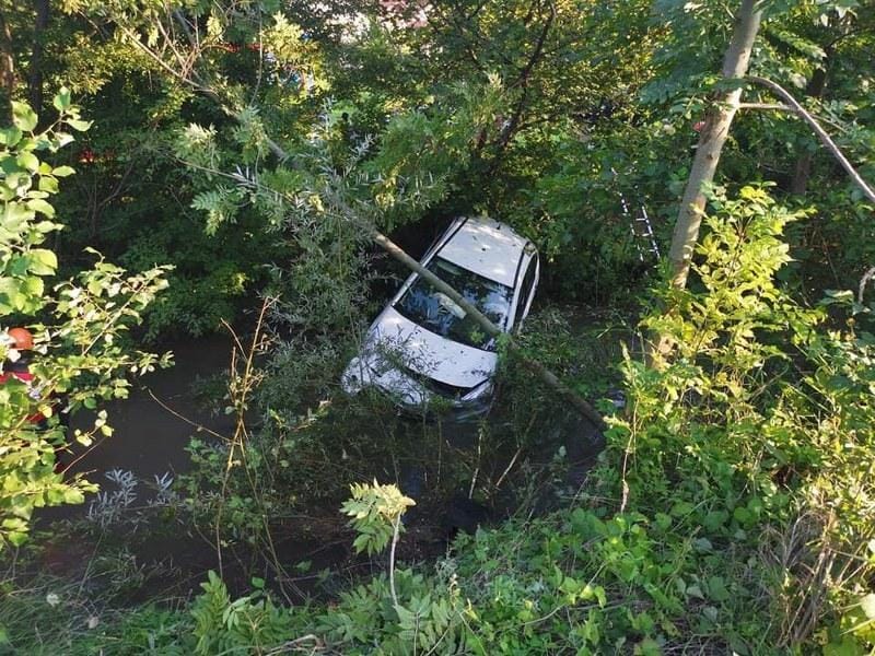 Zapeljal s cestišča in pristal v potoku