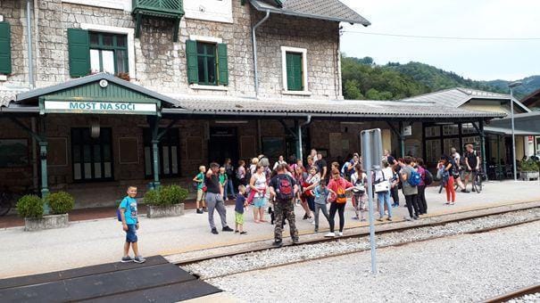 Po zahtevni železniški progi do biološke učilnice