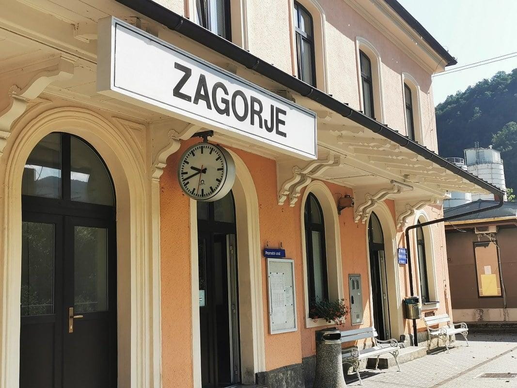 Prenovljena železniška z nadhodom in nadstreškom na peronu