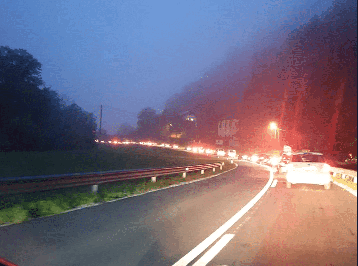 Zaradi gneče nekateri zamujali tudi več deset minut