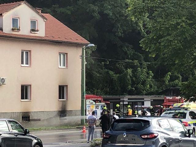 FOTO: Gasilci v večstanovanjskem objektu v borbi z ognjem