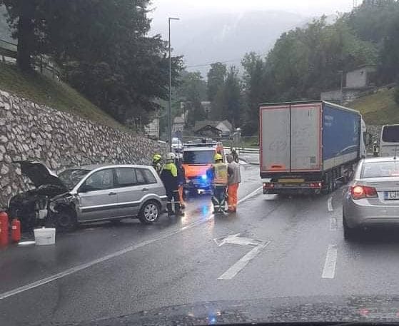 Zaradi prometne nesreče polovična zapora ceste
