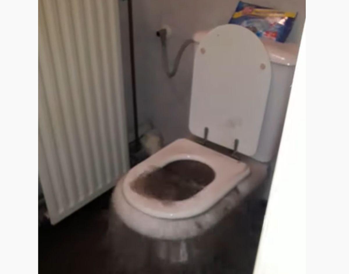 VIDEO: Voda bruha iz trboveljskega stranišča, kriv pa nihče!