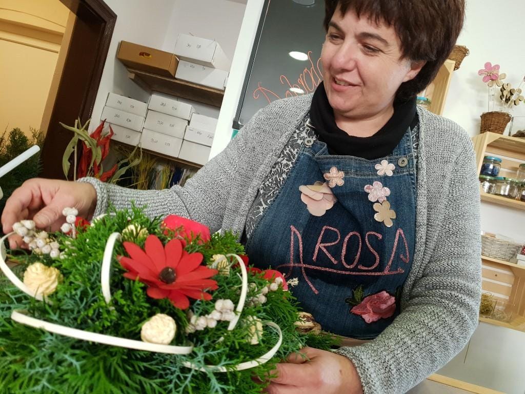 FOTO: Cvetličarska dekoracija ima zgodbo, trgovinska le ceno