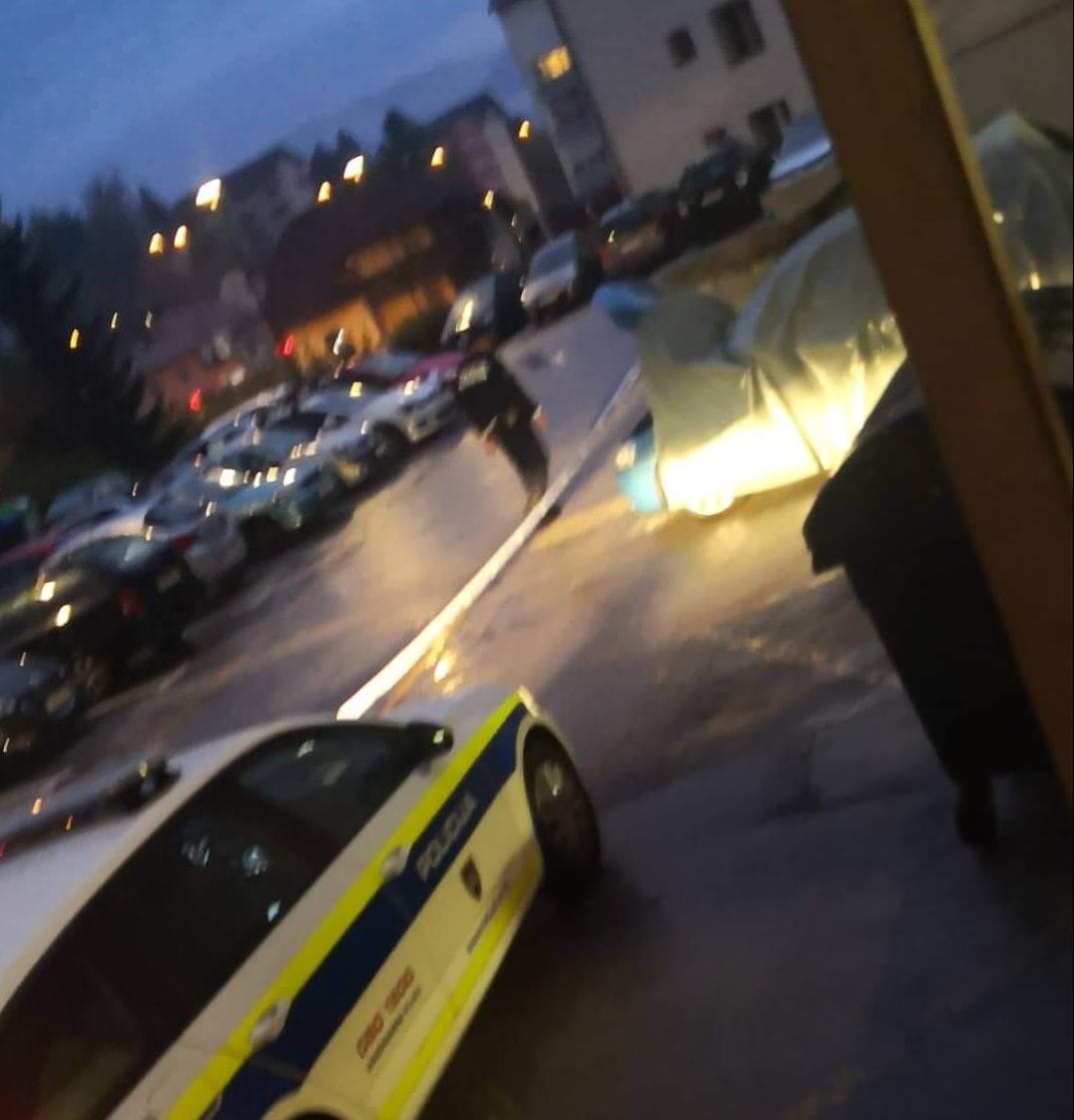 Ponoči na parkirišču zagorelo vozilo