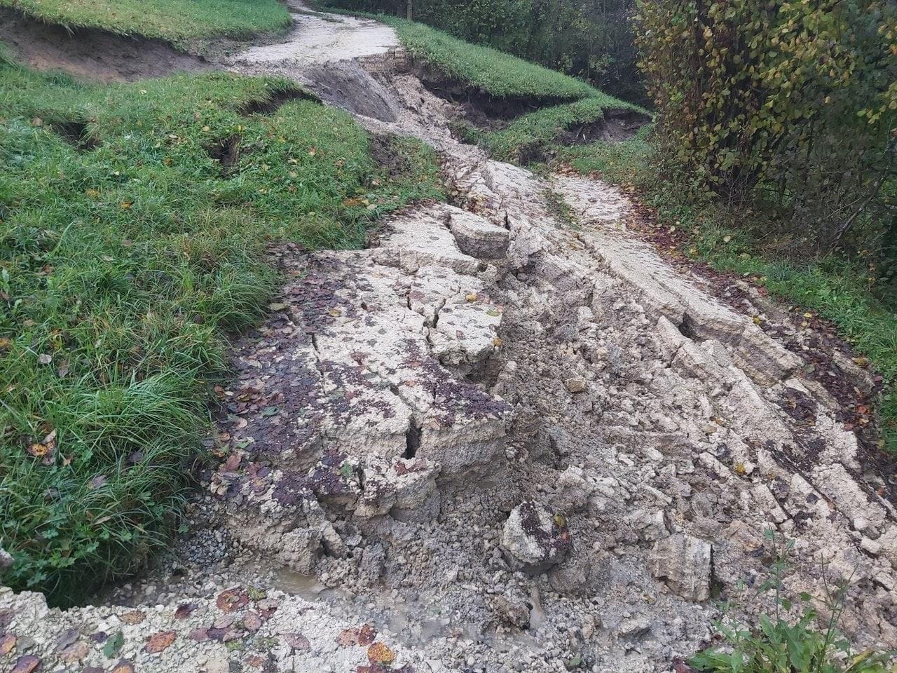 Plaz družino odrezal od ceste
