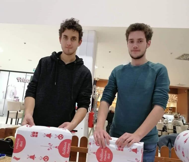 Božičkova pomočnika - trboveljska dijaka letos vključila celotno šolo!