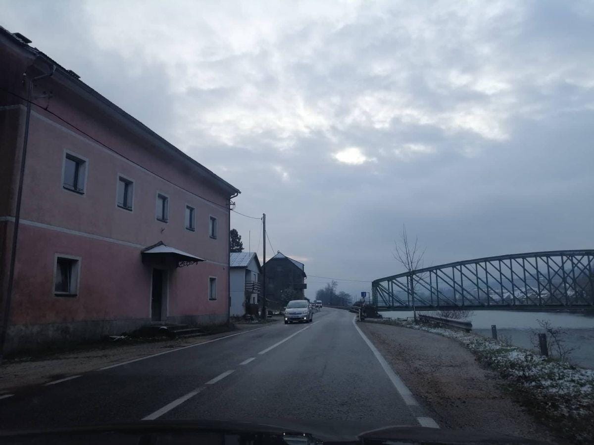 Sava spodjeda brežino, zapora glavne ceste do leta in pol