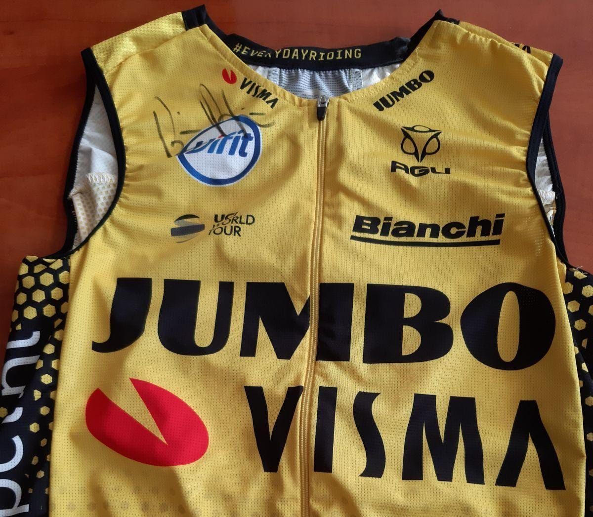 Rogličev podpisan dres na šolski dražbi