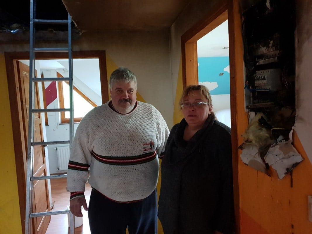 Ogenj že drugič v hiši Bokalovih - na mrzlem, brez tople vode, a hvaležni, da so živi.