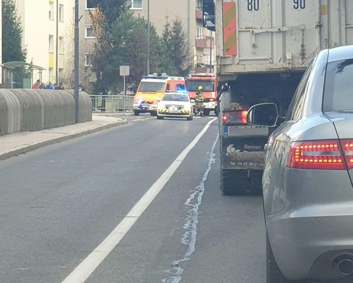 Vinjeni voznik trčil v vozilo, ta pa nato zbil peško!