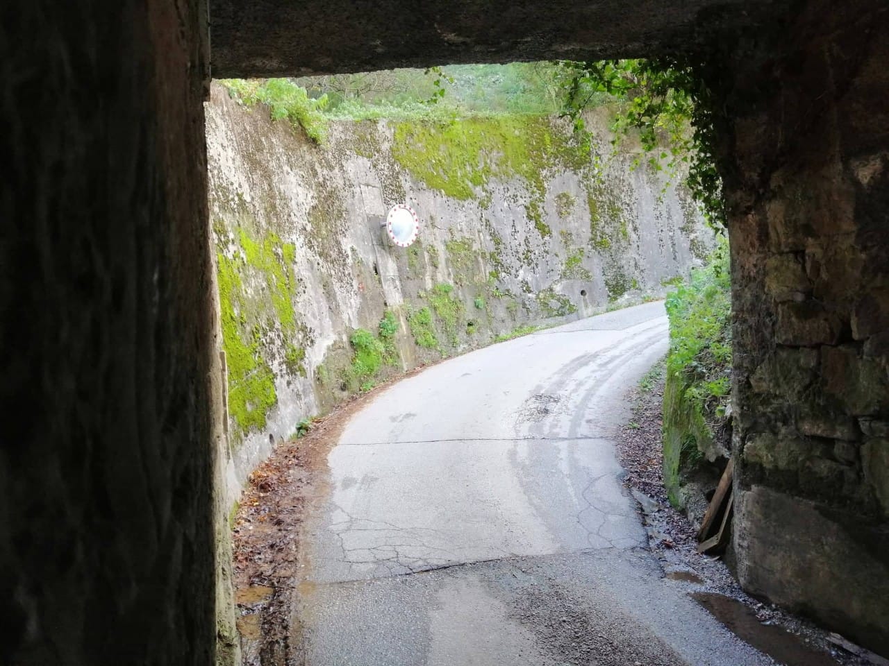 Štiri mesece brez edine ceste, ki pelje "do doma"
