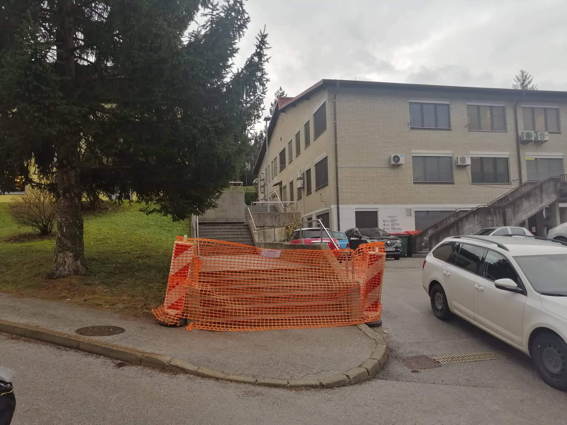 Zaradi del pri zdravstvenem domu zaprt srednji vhod