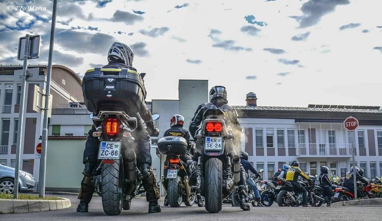 FOTOGALERIJA: Motoristi skupaj z Dedkom Mrazom k najmlajšim bolnikom