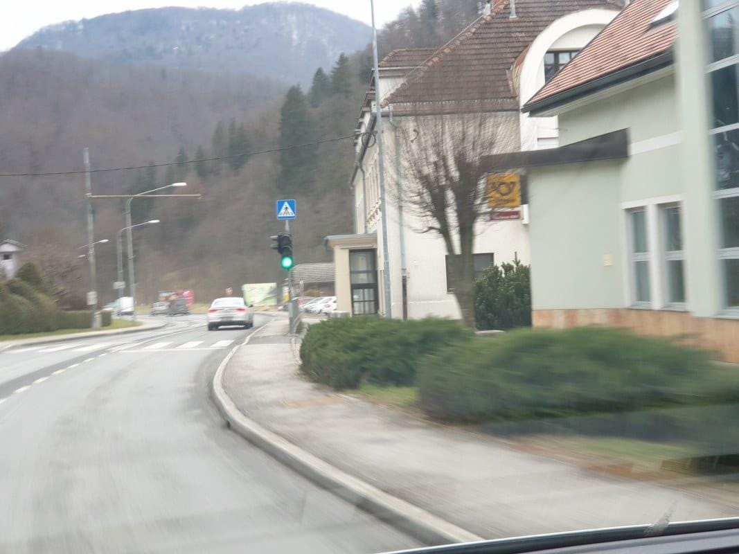 Peljal vzvratno in trčil v pešca