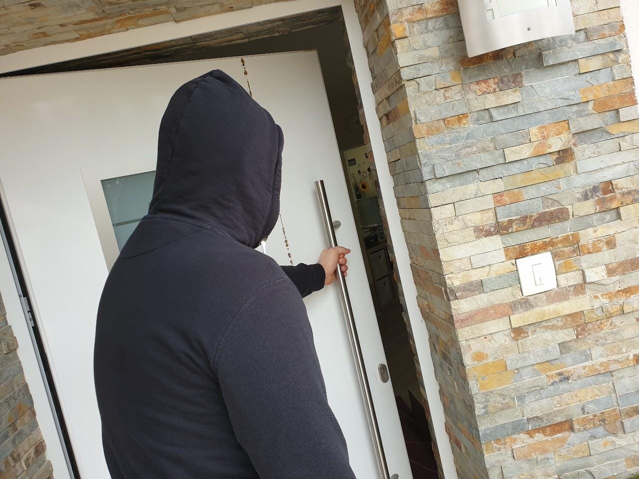 POZOR: Moška v Trbovljah s pretvezo vstopita in kradeta po hišah!