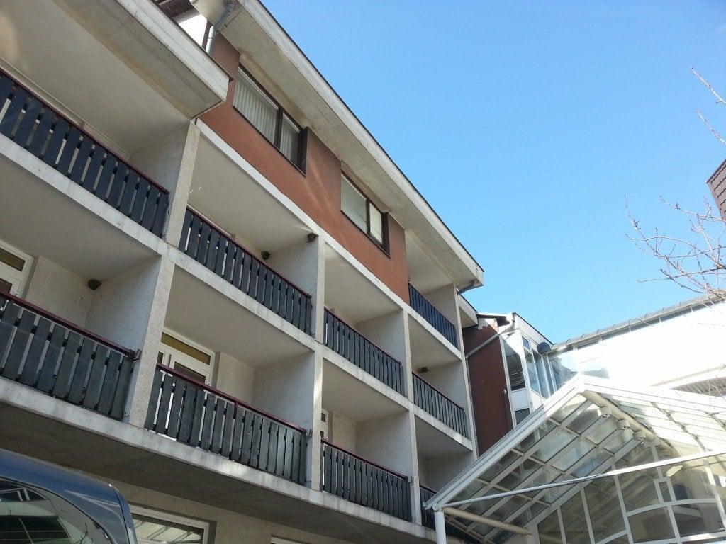 Omejitev v enem in popolna prepoved obiskov v drugem