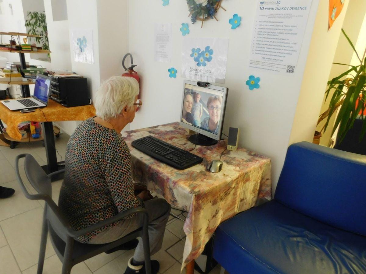 Sodobna tehnologija ohranja socialne stike v domu upokojencev