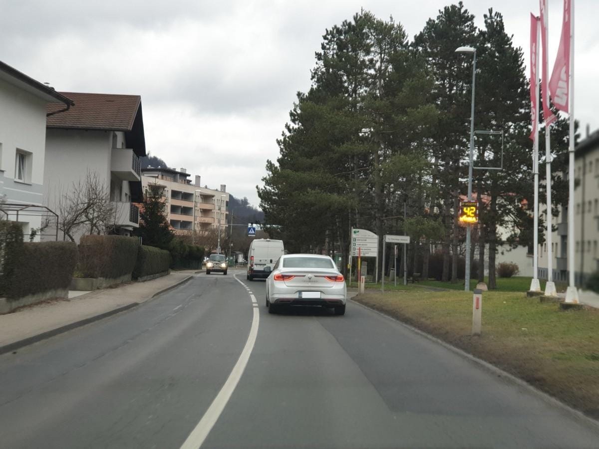 Pijan vznemirjal kupce v trgovini