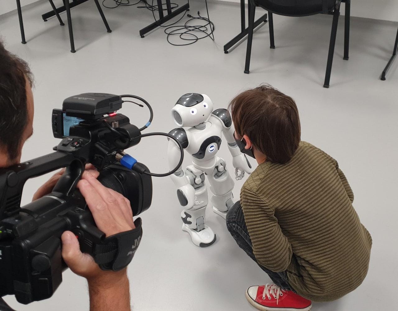 ruk trbovlje nao katapult VIDEO: Simpatični robot Nao, robotska krogla in krmiljenje z možgani ...
