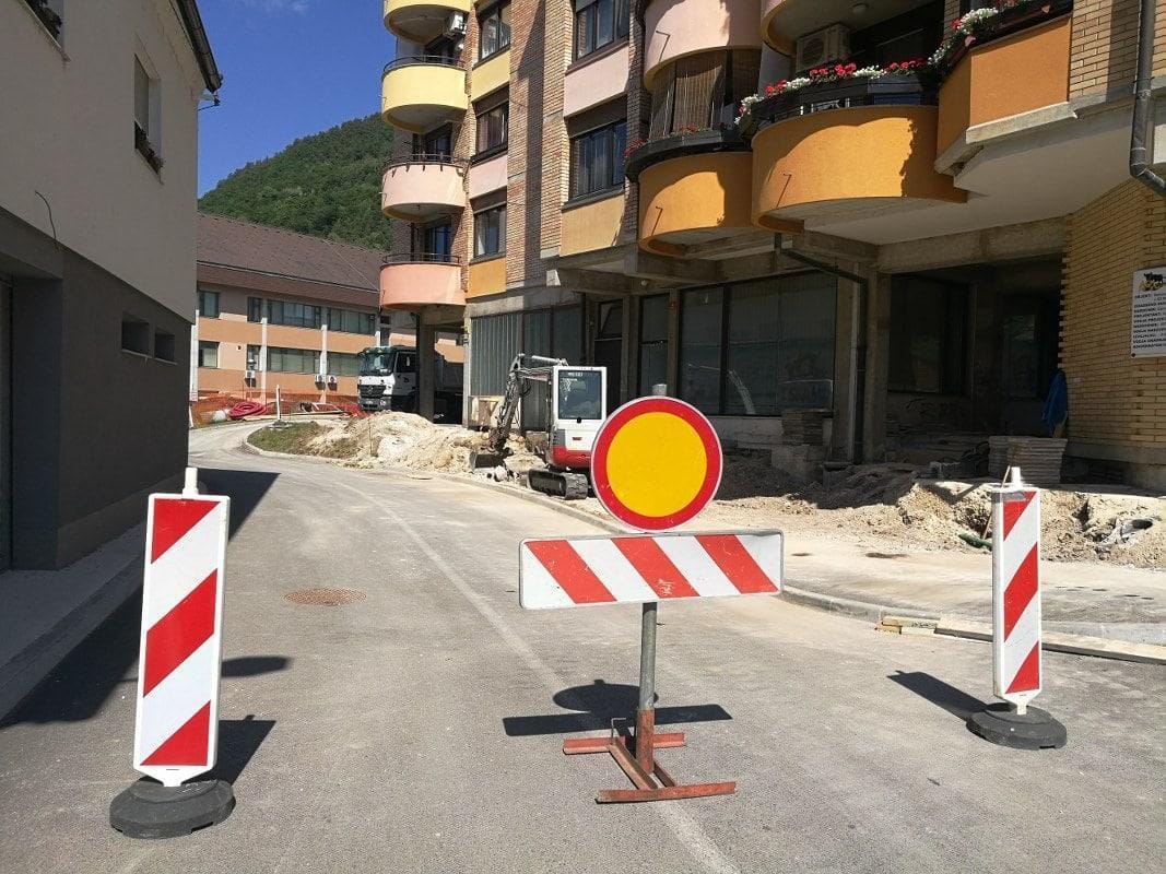 Zaradi del ob zdravstvenem domu, spremenjen dovoz in tudi vhod