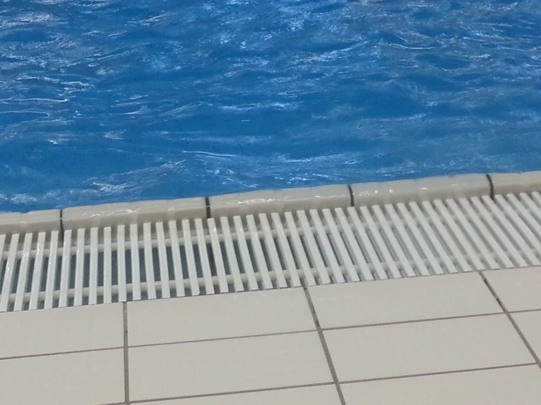 Prvi plavalci že v bazenu