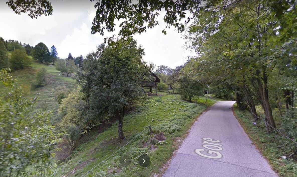 Občina za slabih 50.000 prodaja parcelo, hišo in gospodarska poslopja