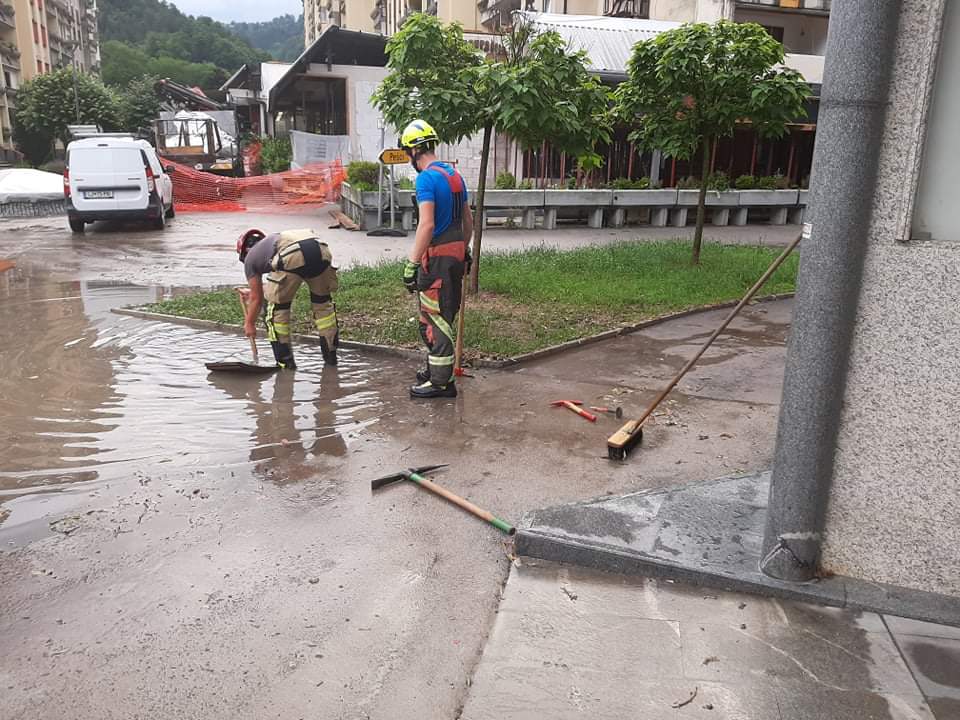 Včerajšnja bera: Razbite strehe, poplave, padla smreka ...
