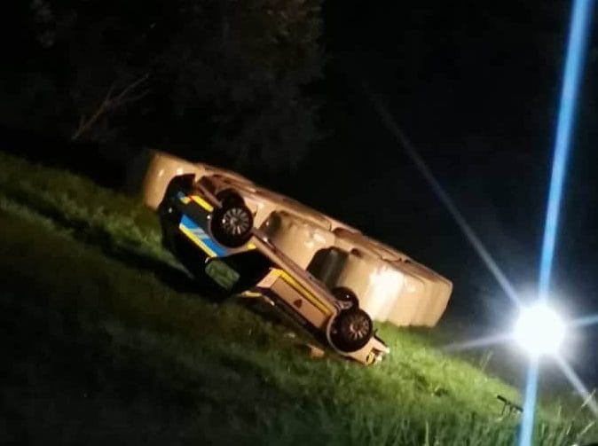 Policijsko vozilo na strehi