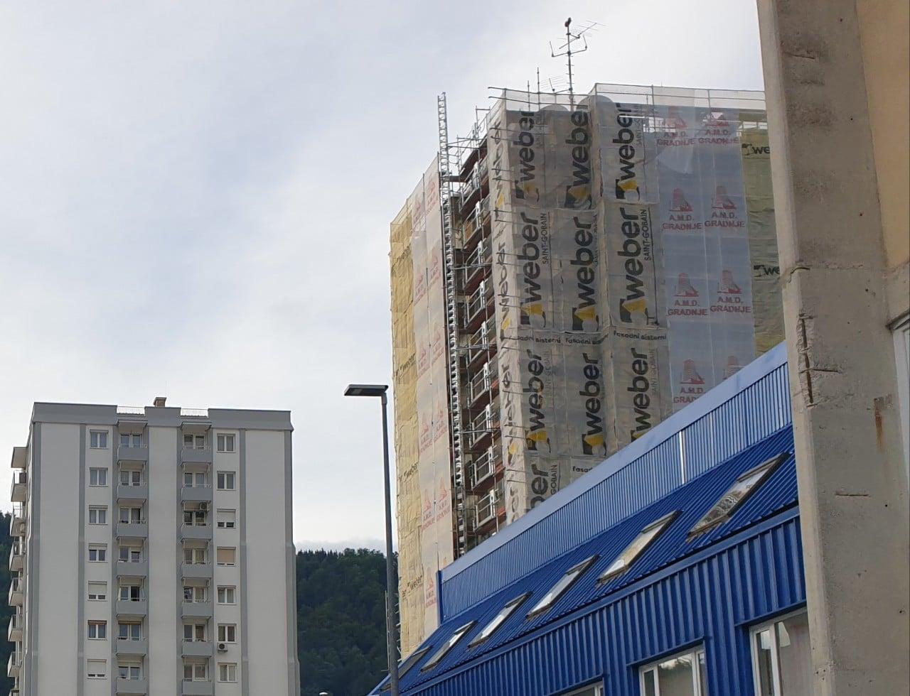 Mladoletnik v nevarnosti na gradbenem odru