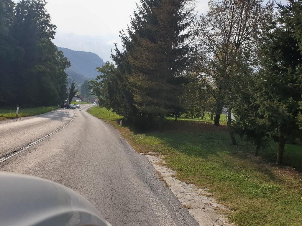 Četrt kilometra dolg pas, kjer otroci manevrirajo ob vozilih, ki se peljejo 90 km/h