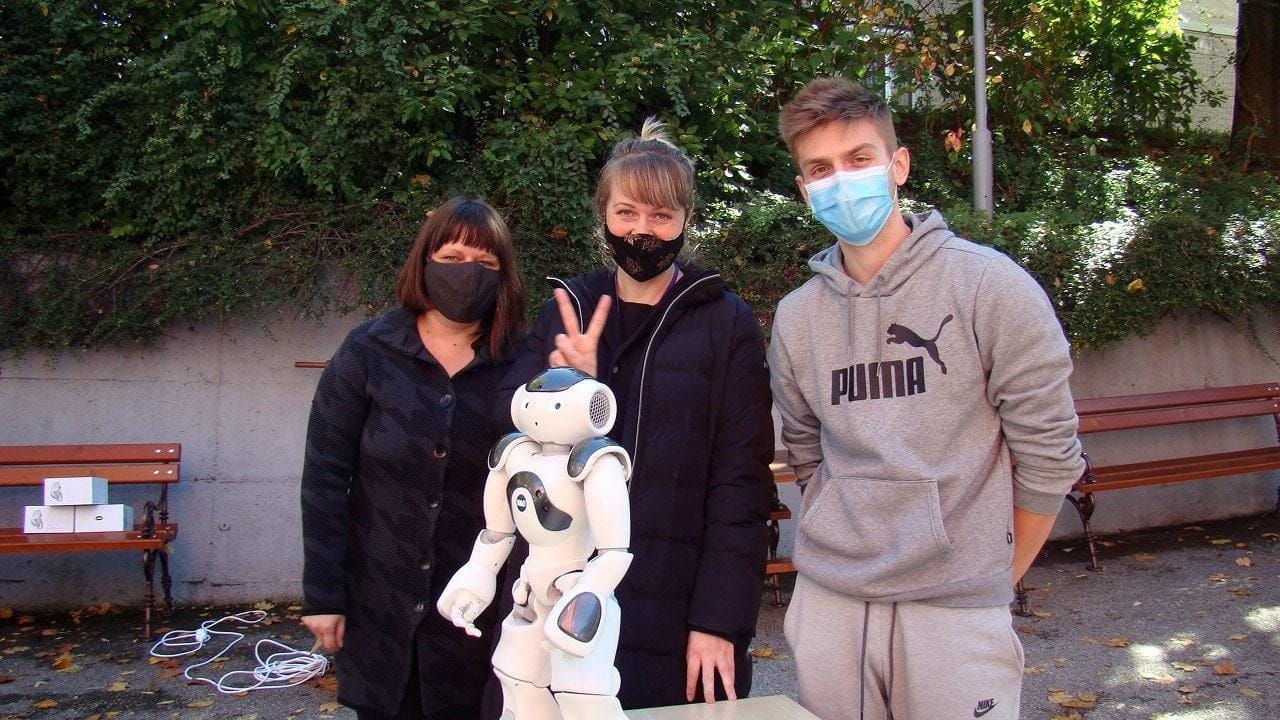 "A robote tudi sprejemate na bazen?"