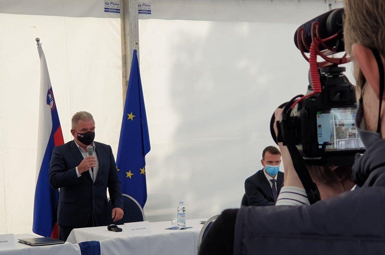Na enem bregu 5 županov, minister Vizjak in vodstvo HSE, na drugem bregu pa ...