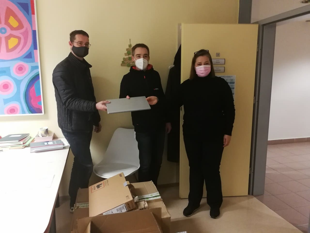 Dewesoft doniral 27 notesnikov trboveljskim osnovnim šolam