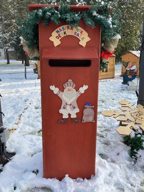 Dedek Mraz je že pripravil nabiralnik za otroška pisma