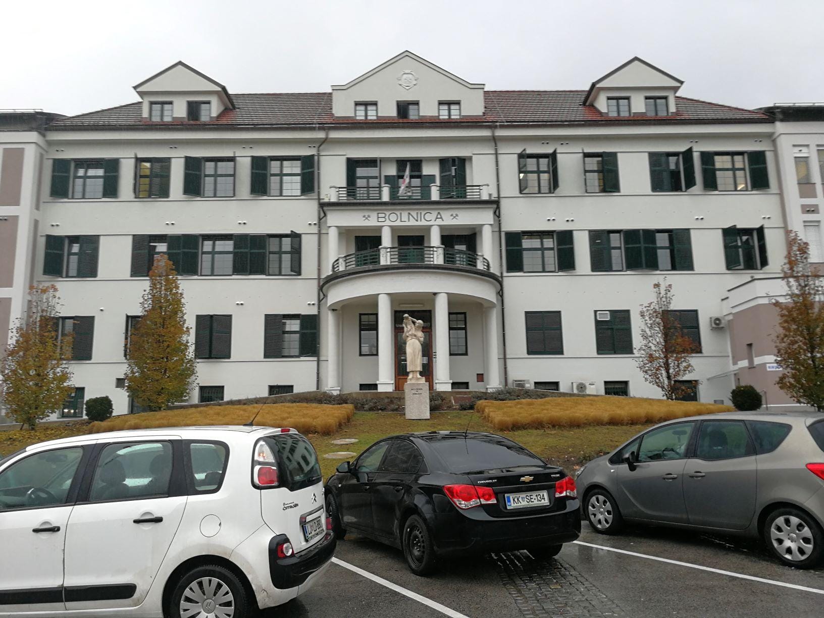 ŠOKANTNO: Korona dodatek vsem, le zaposleni v trboveljski bolnišnici še od oktobra brez