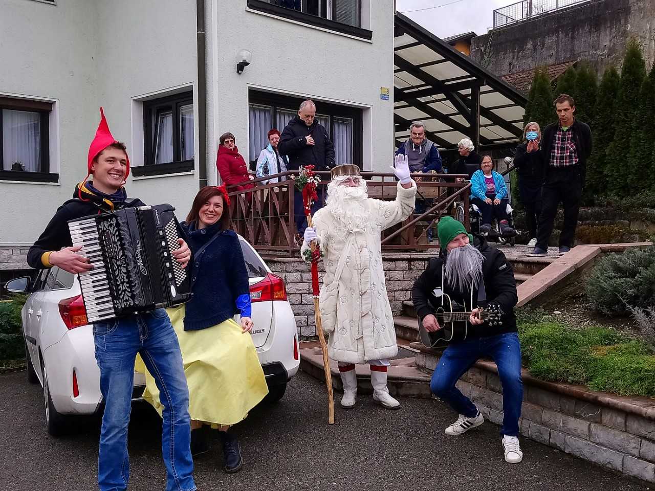 Dedek Mraz vabi na ogled predstave!