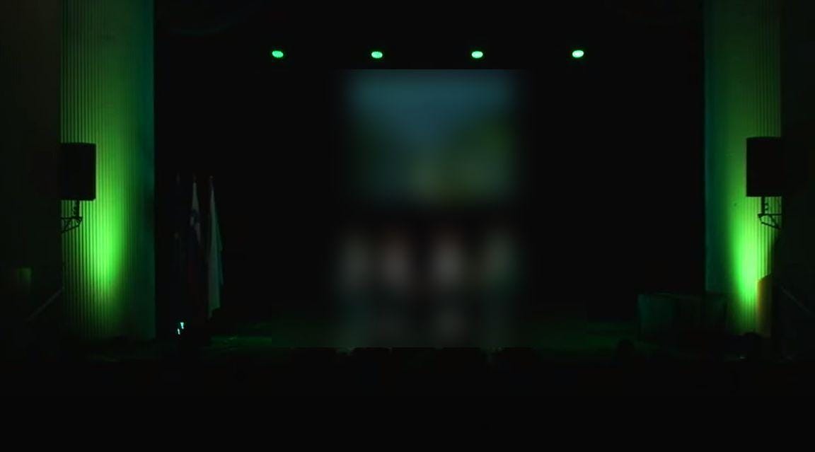 Odrske luči, v sicer prazni dvorani, napovedujejo začetek decembrskih prireditev