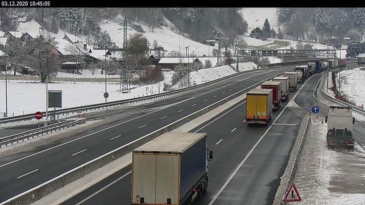 PREVIDNO: Zaradi reševanja ujetih zaprt predor Trojane