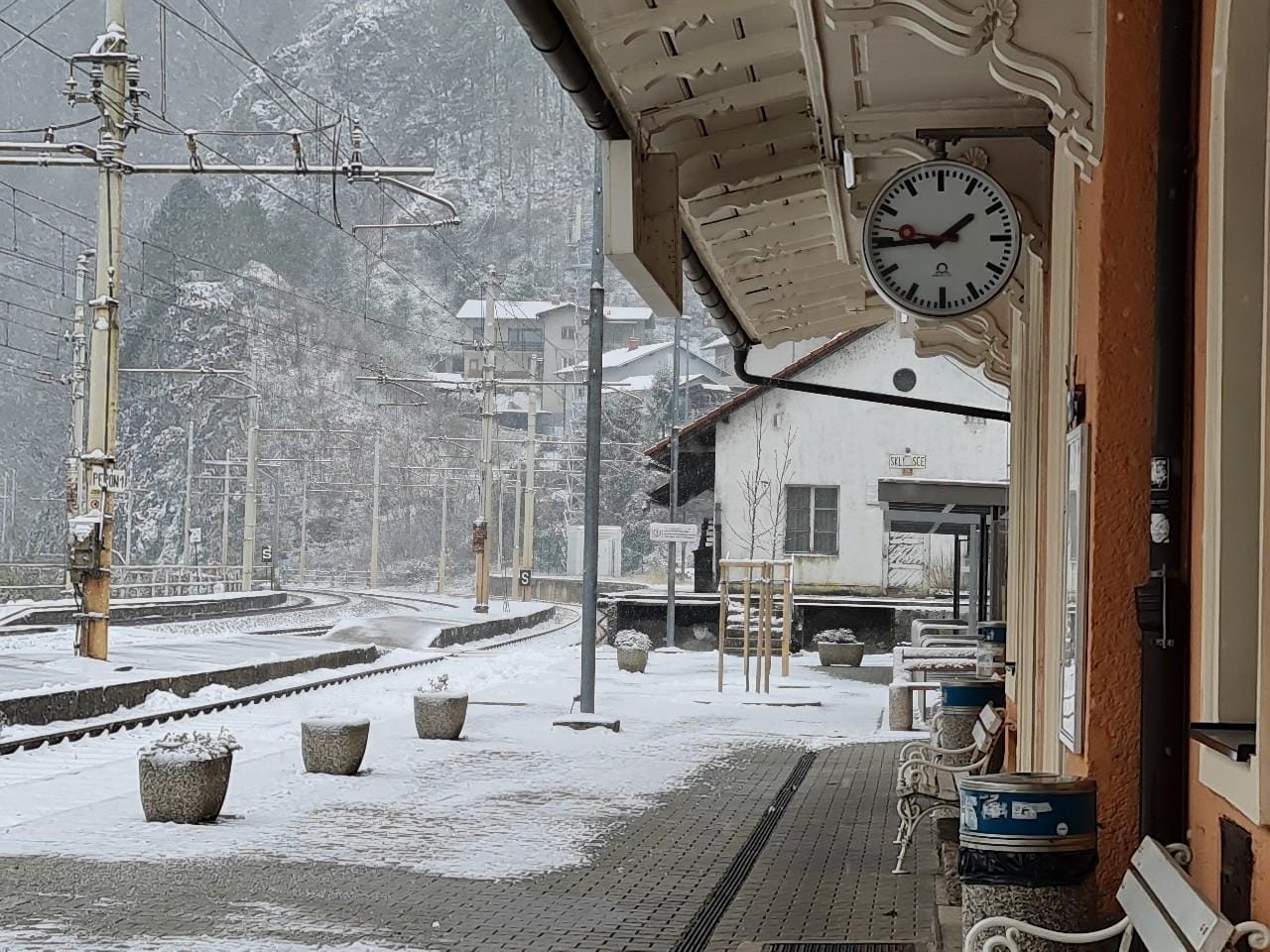 Skala na tirih med Zagorjem in Savo, železniški promet z daljšimi zamudami