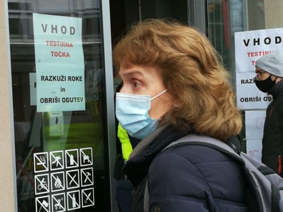 6713 Zasavcev prebolelo covid, skoraj 30 odstotkov cepljenih