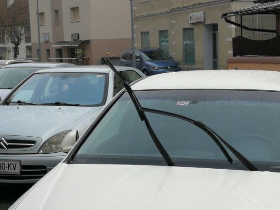 Ukradel avto, se brez izpita odpeljal in povzročil prometno nesrečo