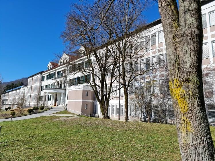 Vdor okužbe v belo cono trboveljske bolnišnice