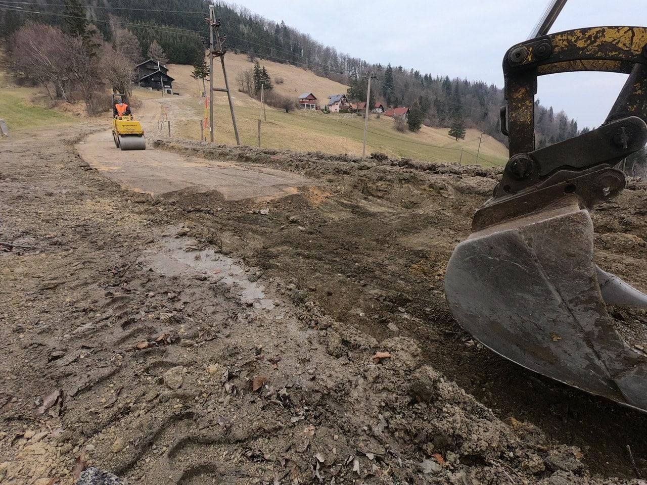 Prenova cestnih odsekov na Vrheh