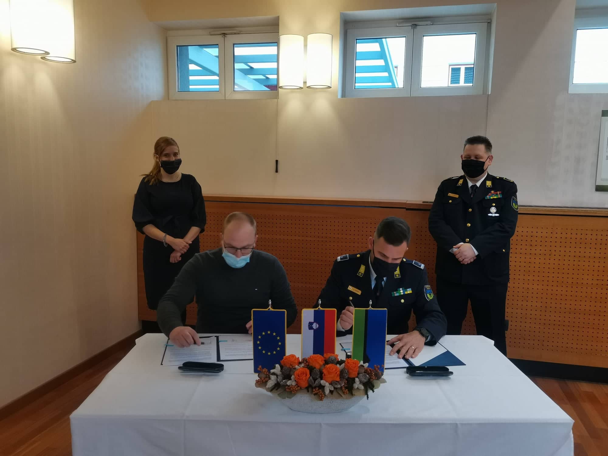 Podpis pogodbe za novo vozilo gasilcev PGD Dobovec