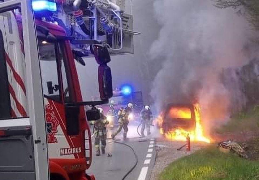 Na glavni cesti zagorelo vozilo