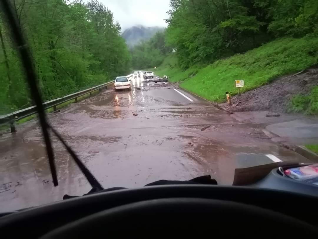 Zaprta zasavska zaradi plazu, podrto drevje, ogroženi stanovanjski objekti